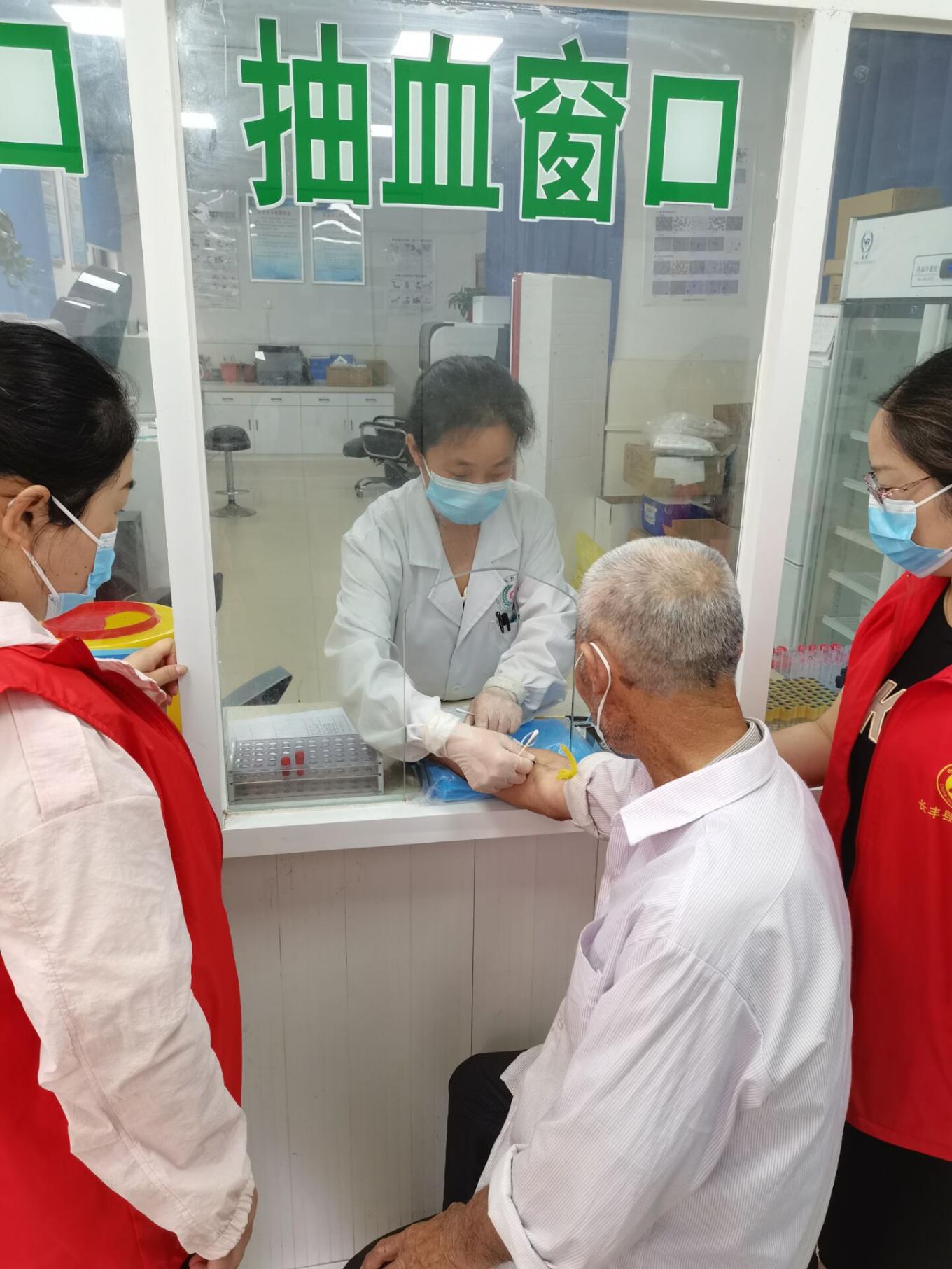 庄墓镇：为特扶老人体检.jpg